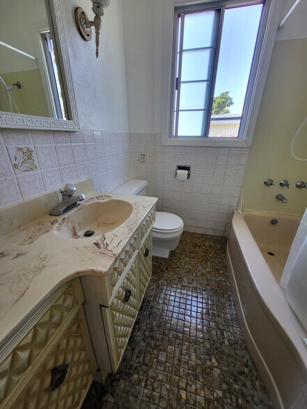 Building Photo - 906 Balra Dr