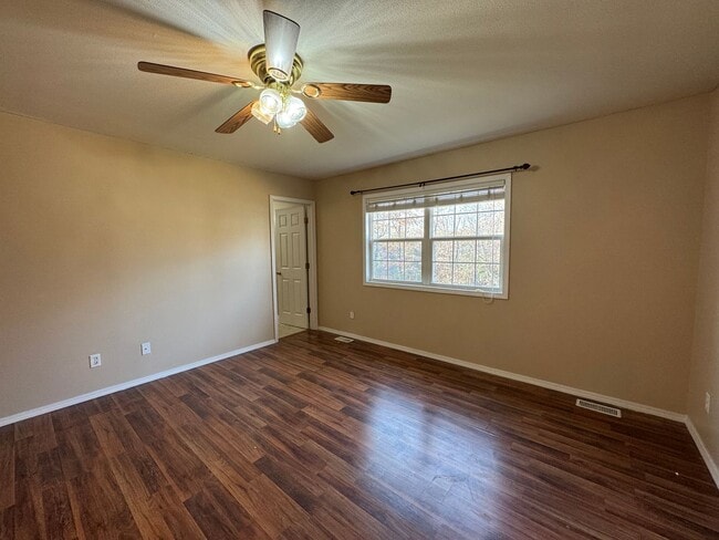 Building Photo - Freshly Painted Beautiful 3 Bedroom, 2 Bat...