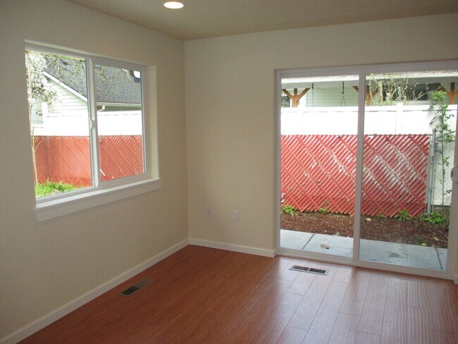 Building Photo - Beautiful Three Bedroom in South Salem