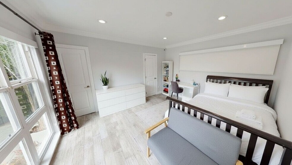 Building Photo - 10331 La Grange Ave