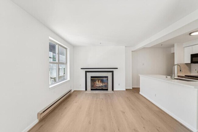Building Photo - 2 bedroom in Seattle WA 98109