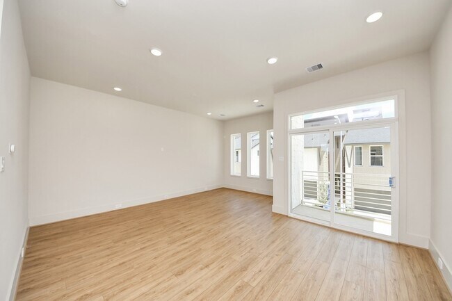 Building Photo - 5903 Urban Pnes St