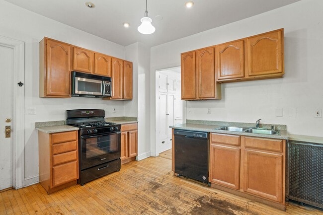 Building Photo - 2118 E Linnwood Ave