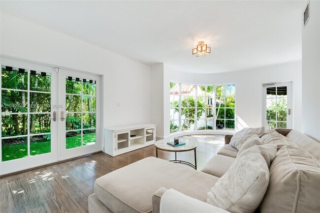 Building Photo - 512 Majorca Ave