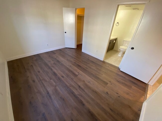 Building Photo - MOVE IN SPECIAL WITH THIS BEAUTIFUL 2 BEDROOM 2 BATHROOM CONDO IN GATED COMMUNITY