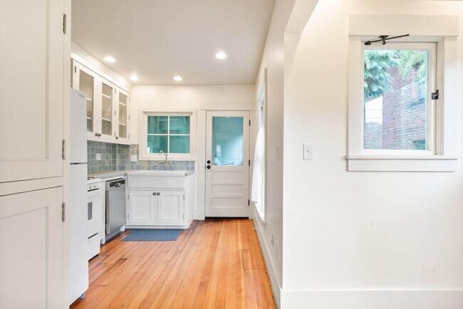 Building Photo - $300 off 1st month! Beautiful 2-bdrm/1-bat...