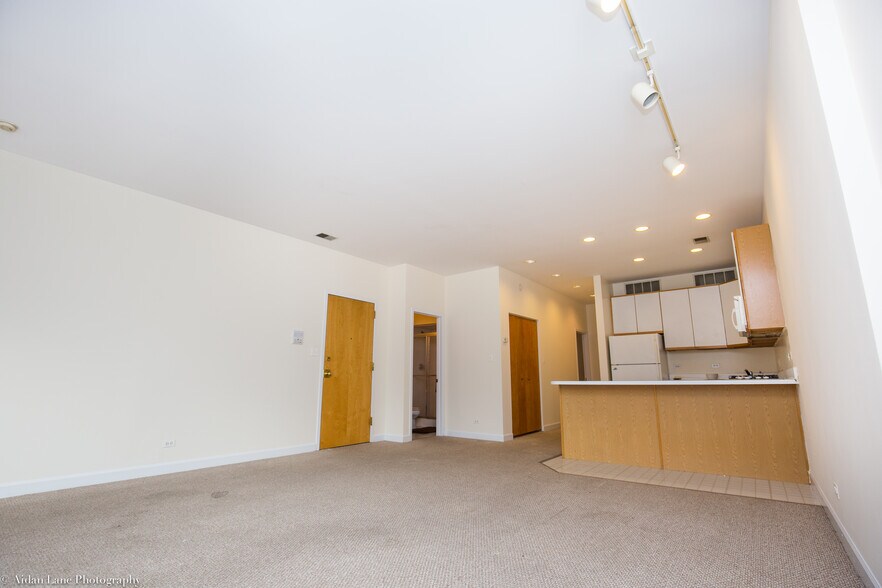 Primary Photo - 2863 N Clark St