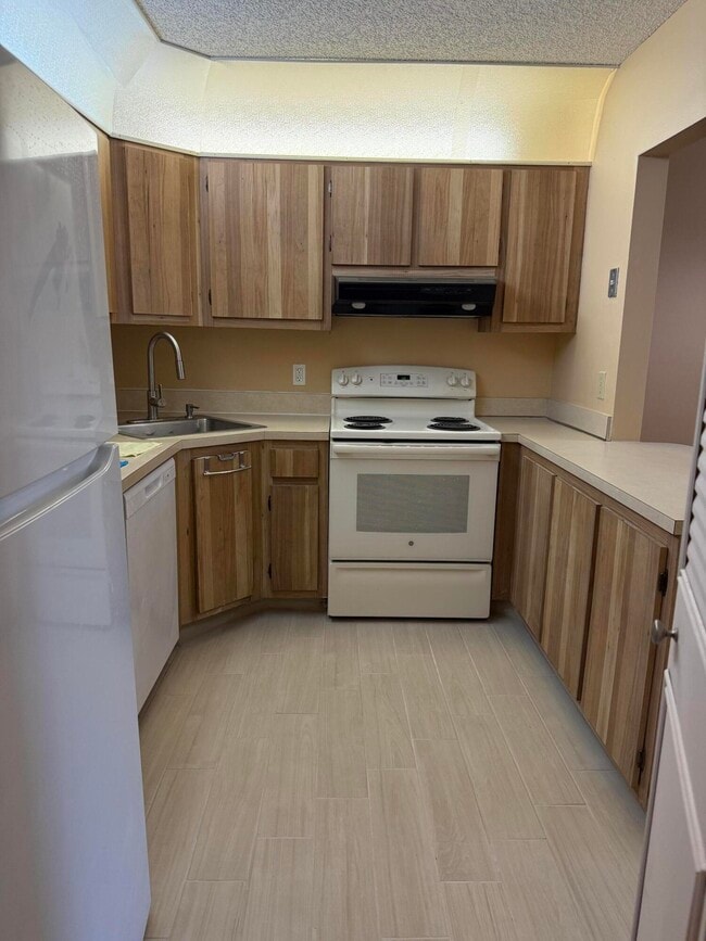 Building Photo - 320 Knotty Pine Cir