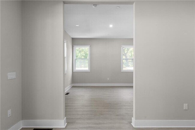 Building Photo - 1331 Diamond Ave SE