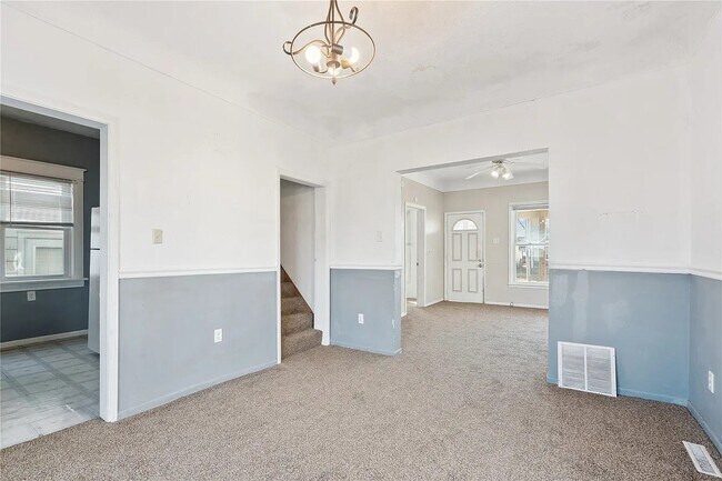 Building Photo - 452 8th Ave SW