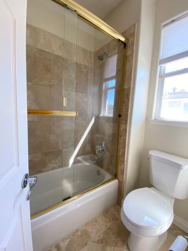 Building Photo - Beautiful 5 bedroom Newbury Park home with mountain views