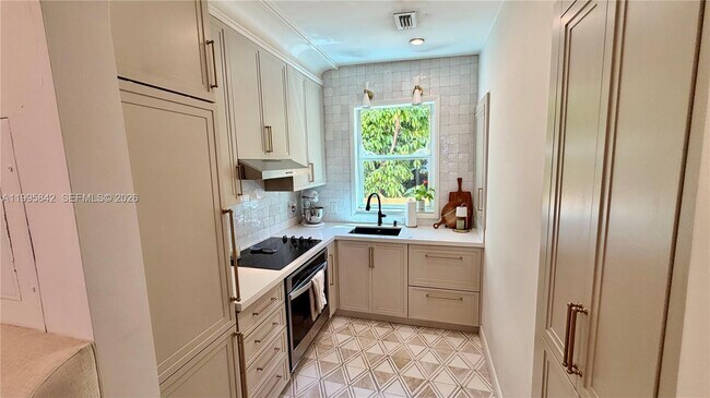 Building Photo - 736 13th St