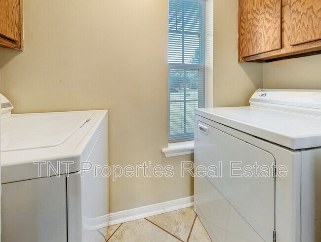 Building Photo - 1811 Woodsman Dr