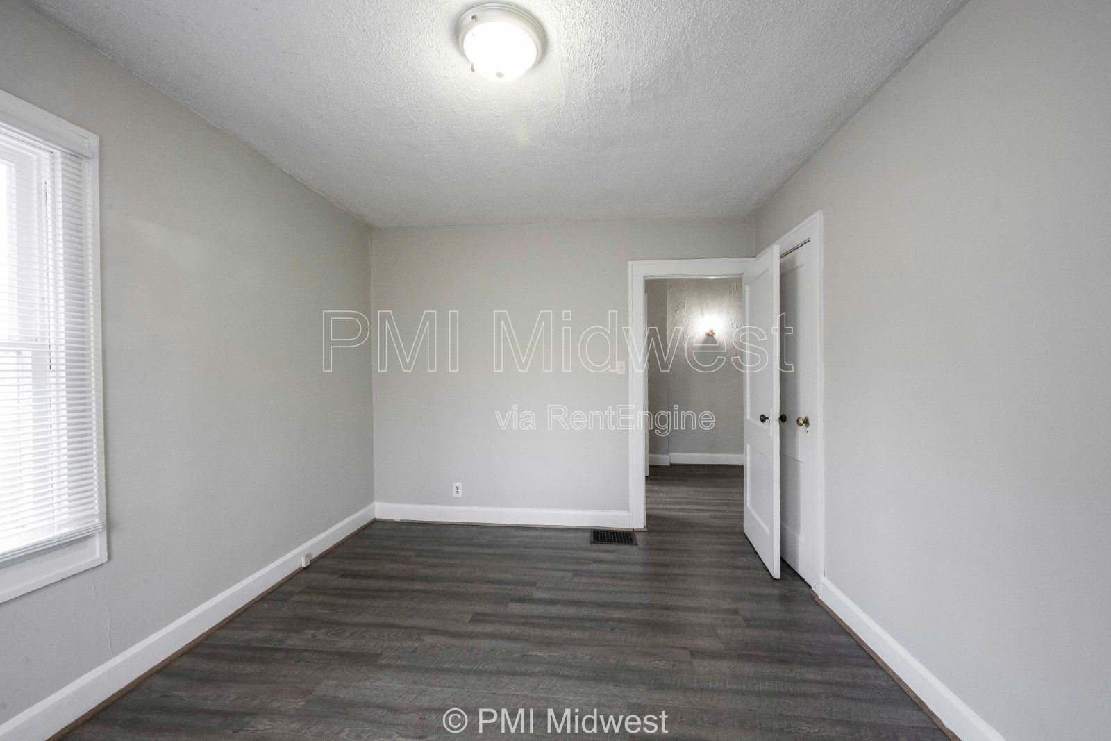 Building Photo - 824 E 44th St