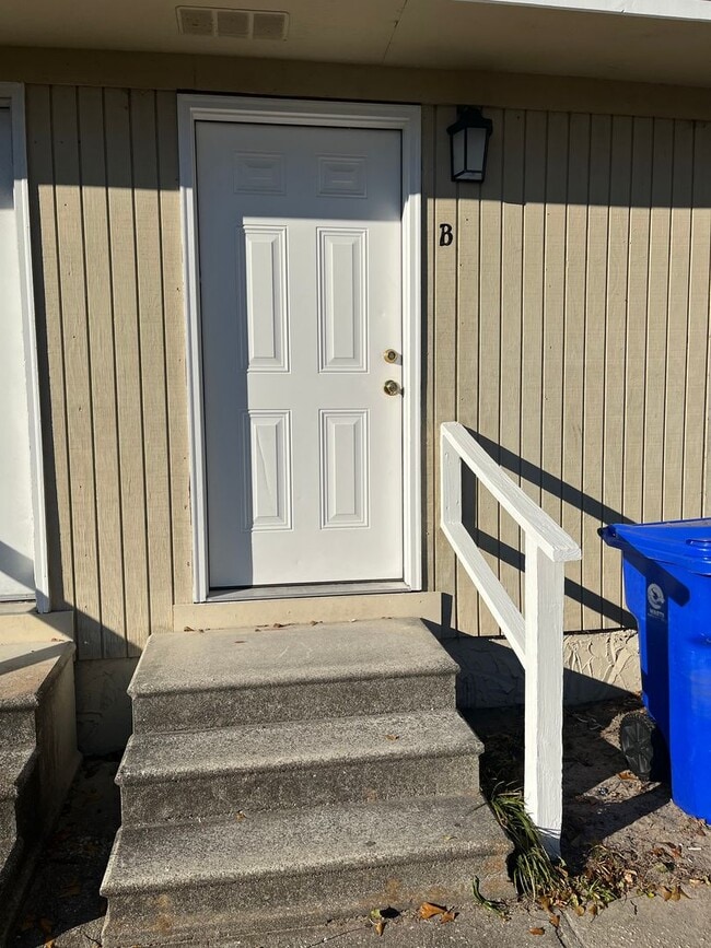 Building Photo - 105 S 1st St