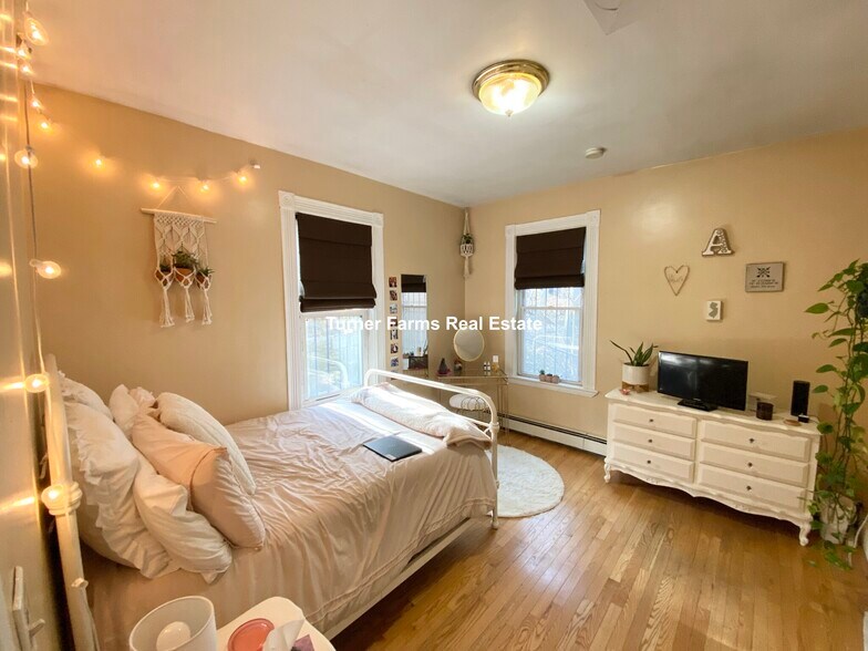 Building Photo - 8 Eldora St