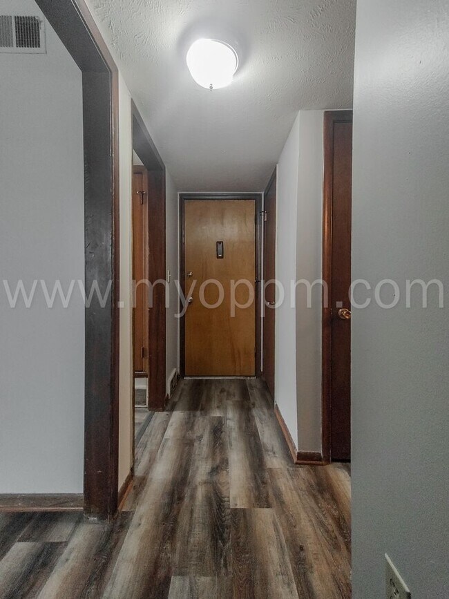 Interior Photo - ALANSCO 1016 N 47 Ave