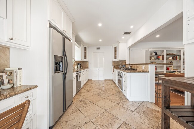 Building Photo - 2510 Santiago St