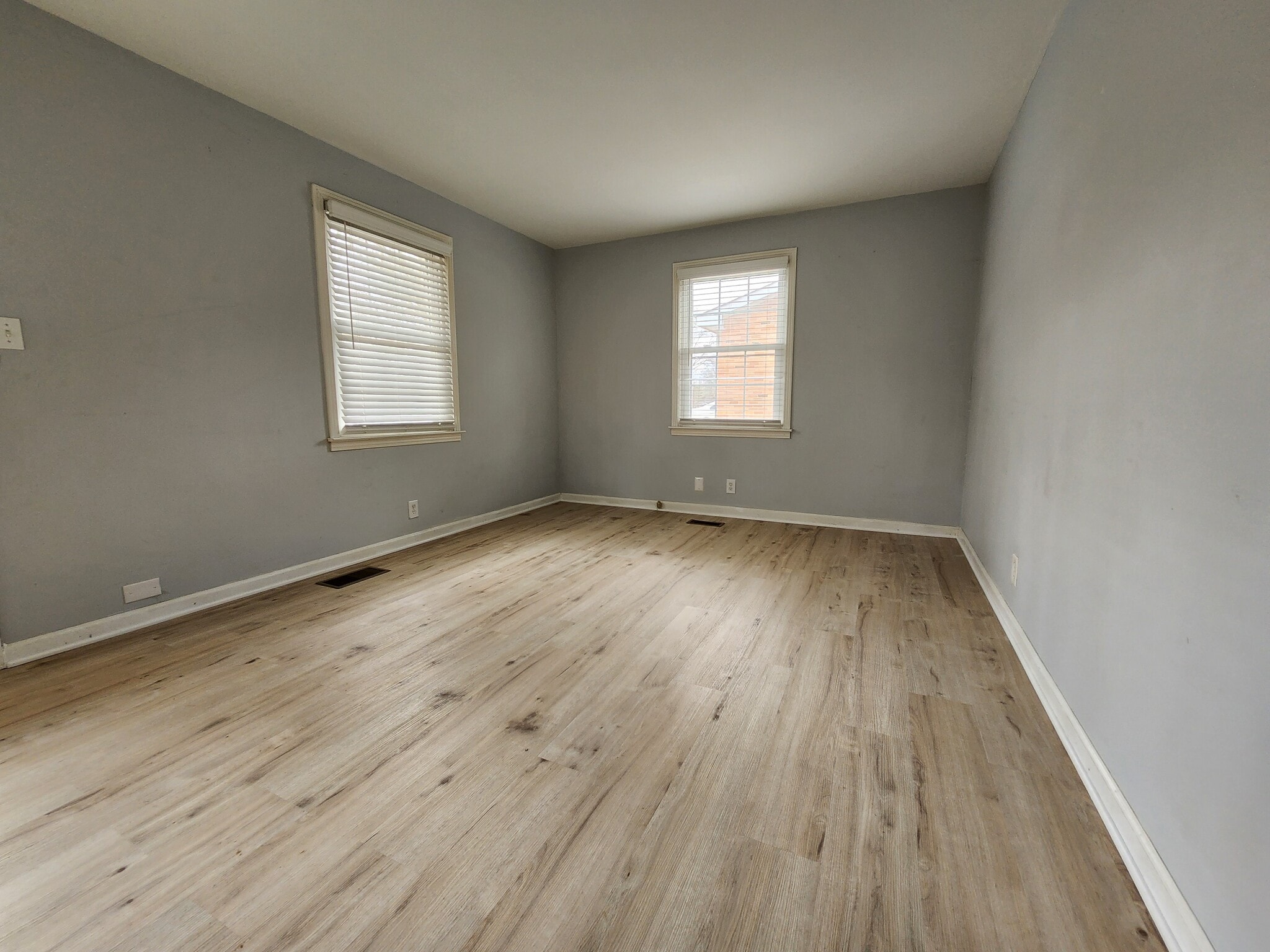 Living - 1411 Daniel St