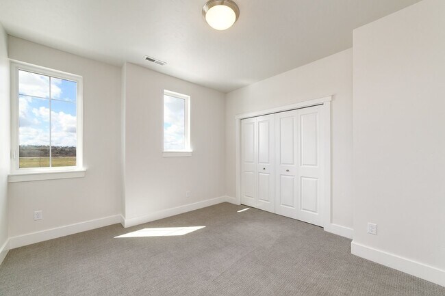 Building Photo - 3 Bedroom 2.5 Bathroom Townhouse in Harris Ranch.