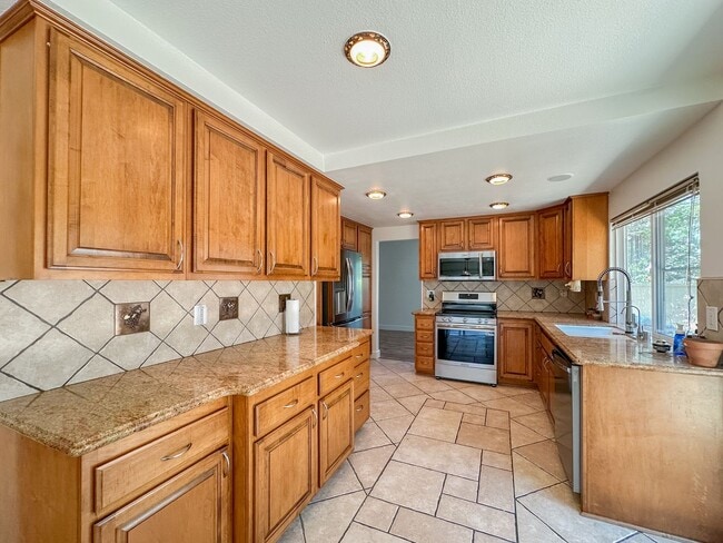 Building Photo - Stylish 4 Bedroom, 2 Bath Single-Story wit...