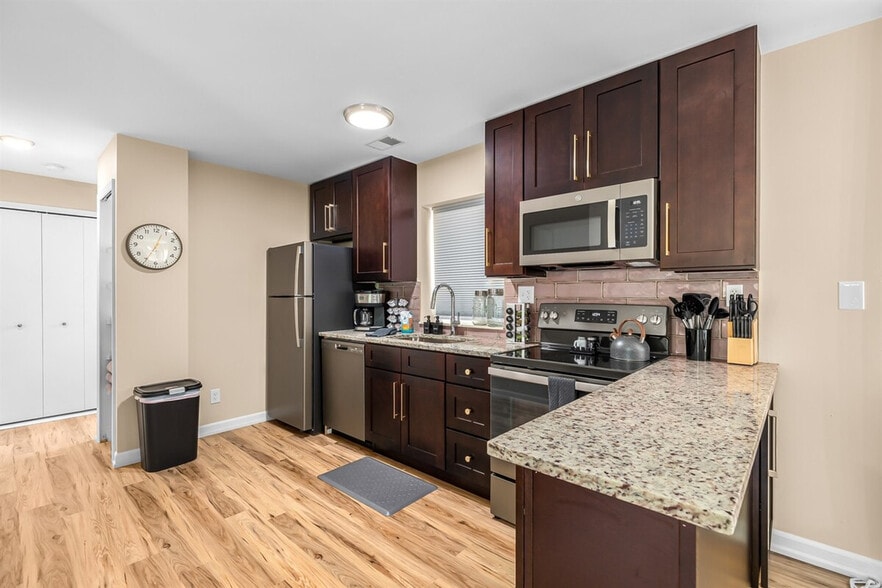 Building Photo - 18443 Sharon Ln