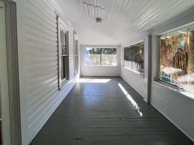 Building Photo - 318 NE 2nd Ave