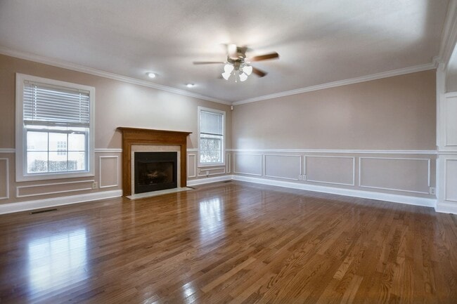 Building Photo - Pet Friendly Three Bedroom with Bonus!