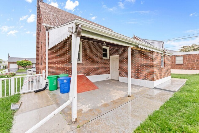 Building Photo - 813 N Kiowa St