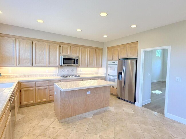 Building Photo - Former Model Home in Desirable Bridges Com...