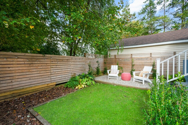 Building Photo - 467 Pelhamdale Ave