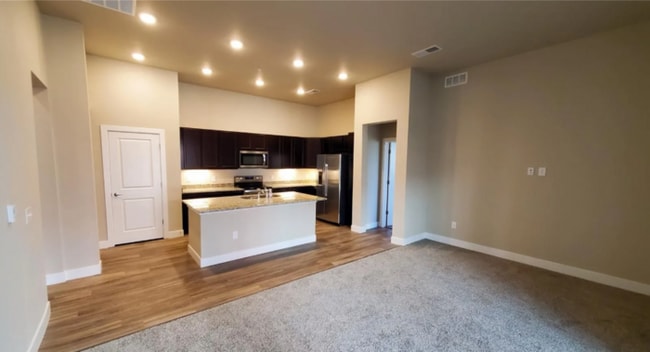 Building Photo - Large 2 Bedroom Condo with Patio!