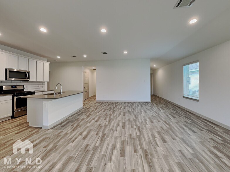 Building Photo - 7815 Cattleman Vly Dr