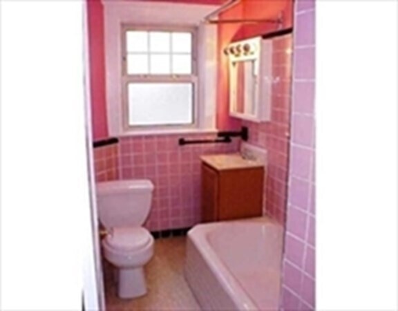 Building Photo - 163 Chilton St