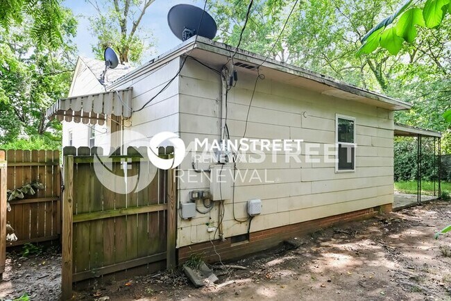 Building Photo - 3 Bedroom Pet-Friendly Home in Charlotte, NC with Main Street Renewal