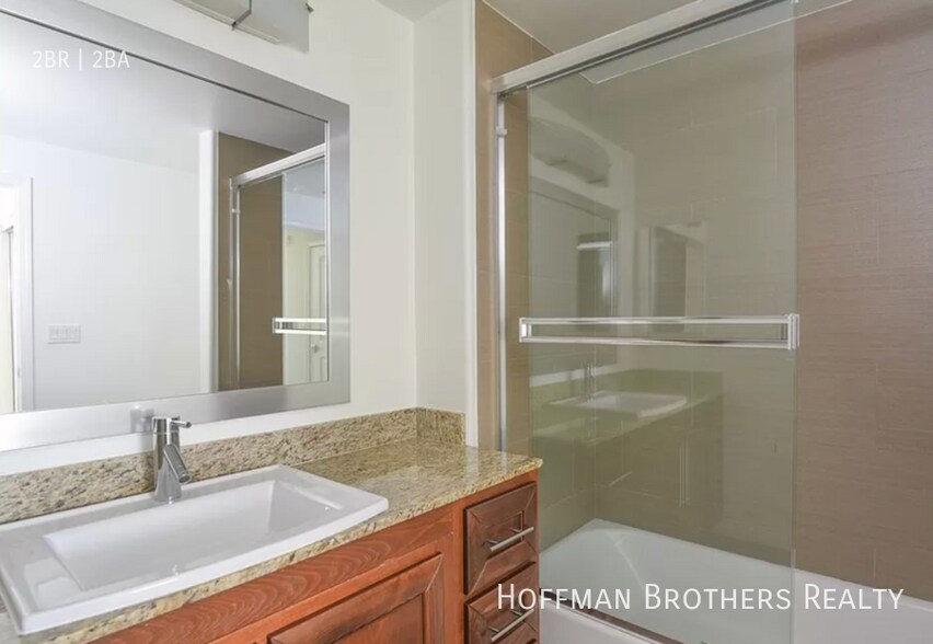 Building Photo - 11925 Kling St