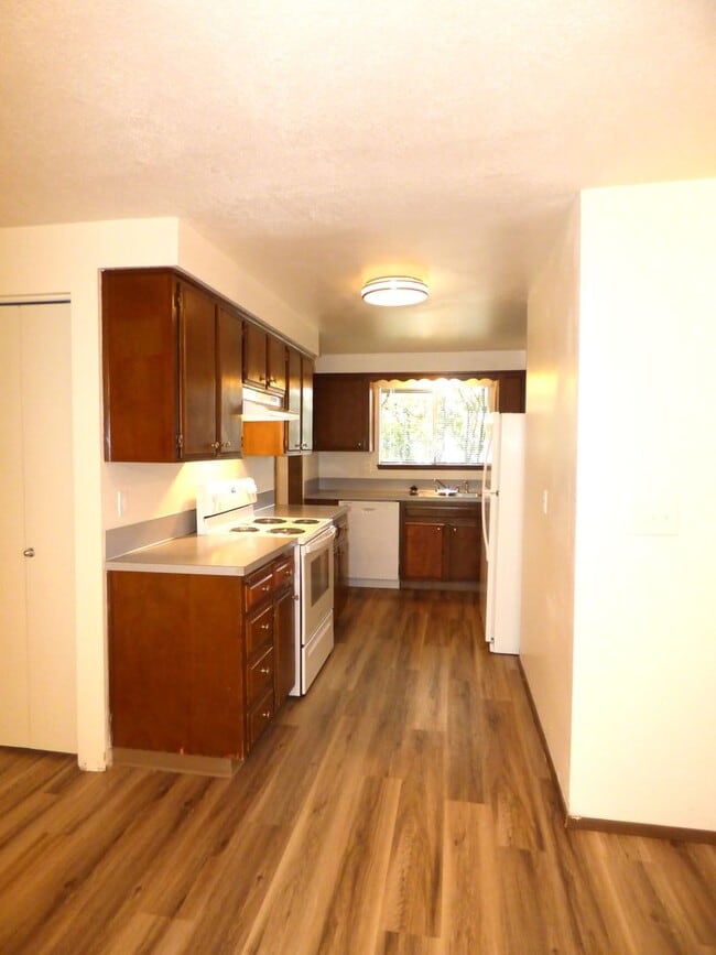 Building Photo - Rent Special: FREE June's Rent!!