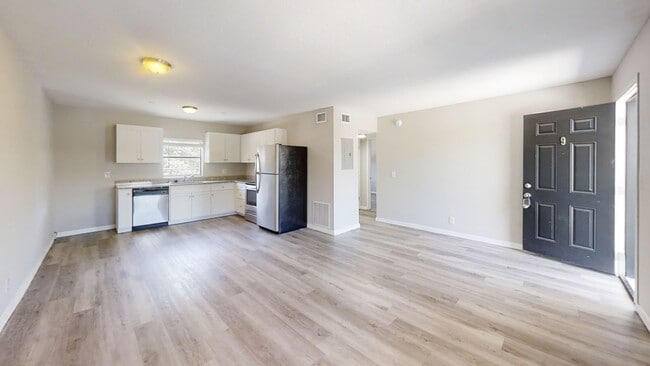 Building Photo - Lovely 2/1 apartment move in now- 1/2 off first month rent