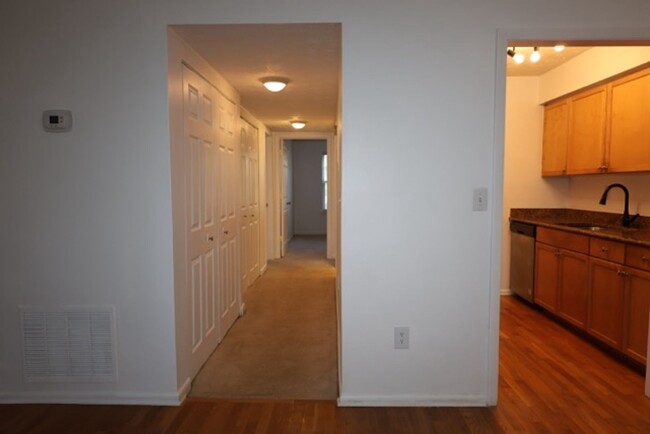 Building Photo - 2 bed 2 Baths Condominium-Rent (*2nd Month...