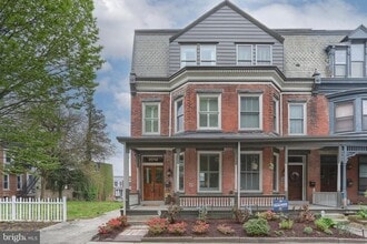 Building Photo - Beautiful Historic Home on 3rd St