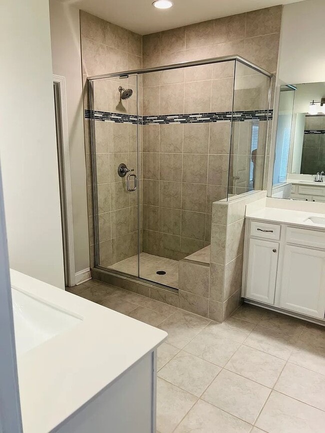 Building Photo - Charming 3BR/2.5BA Townhome located in Cab...