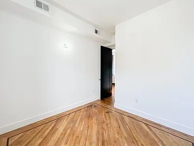Building Photo - "Charming 1-Bedroom Retreat in Prime Brooklyn Location – Your Urban Oasis Awaits!"