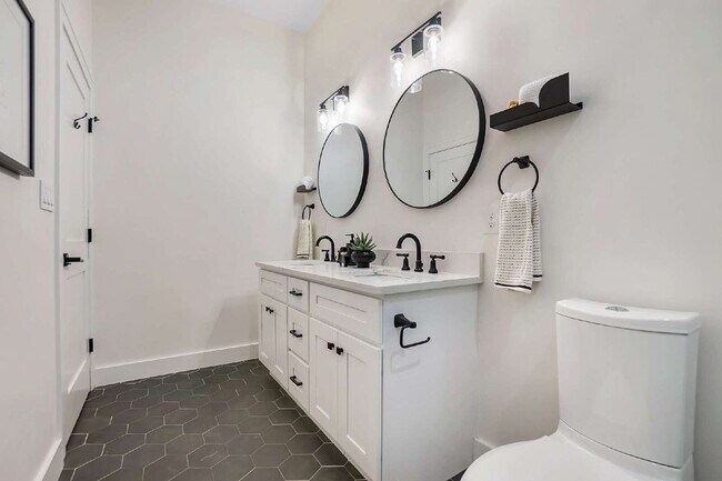 Building Photo - Spacious Elegance: Renovated Theatre! 3-Bedroom Condo with 2.5 Baths in Prime Medford Location!