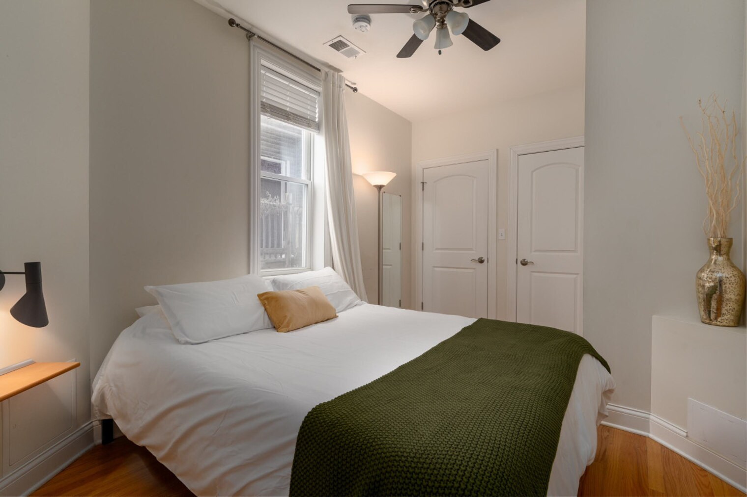 Building Photo - 846 N Hermitage Ave