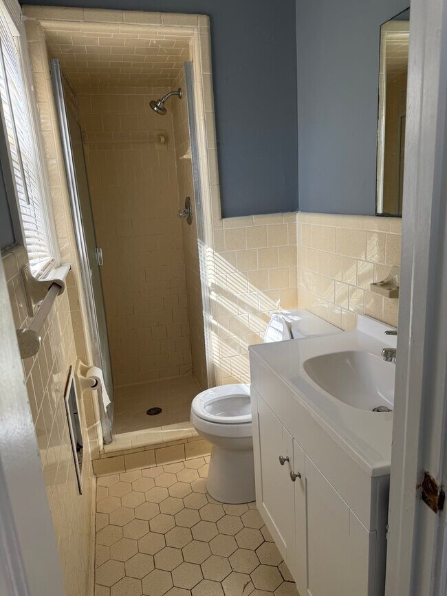 Building Photo - 915 S Kates Ln