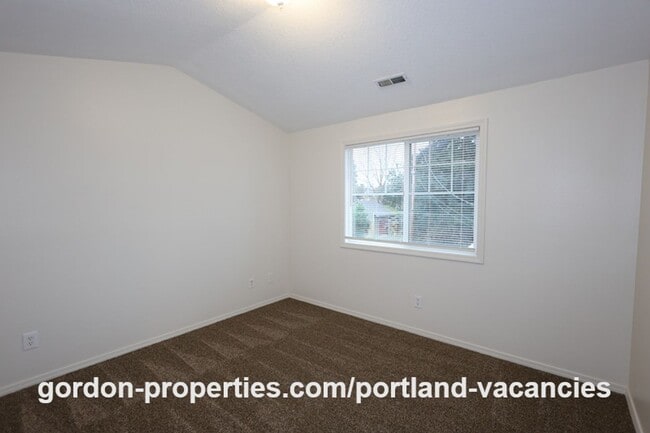 Building Photo - SE 73rd Ave - 3 bedroom townhouse in Mt Scott-Arleta neighborhood