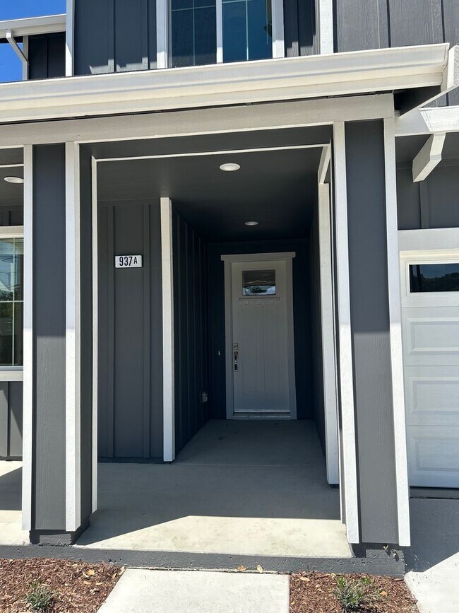 Building Photo - Coming soon! 2 bed 1 bath townhome with attached garage