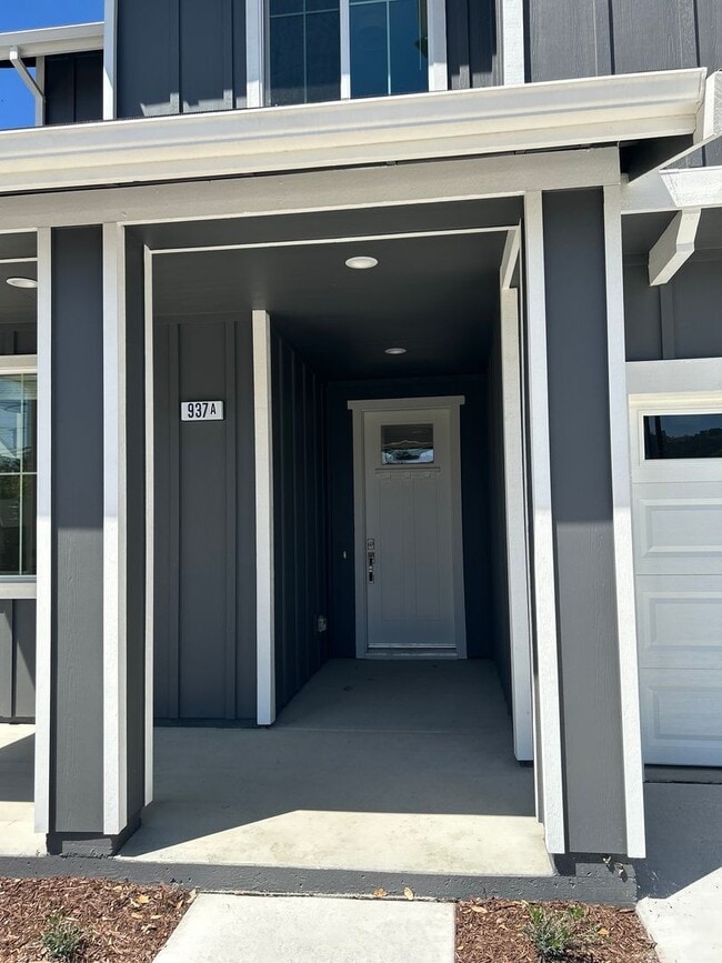 Building Photo - Coming soon! Lower unit  2 bed 1 bath townhome with attached garage