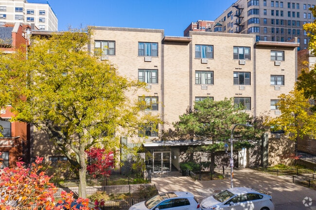 Building Photo - 424 W. Oakdale Ave.