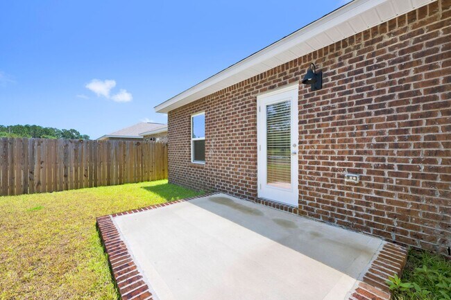 Building Photo - 4 Bedroom Home Near NAS Pensacola